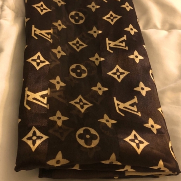 Louis Vuitton Scarf - Picture 3 of 5